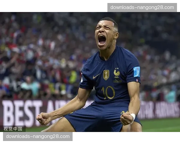 巴黎圣日耳曼4-2逆转摩纳哥，姆巴佩上演帽子戏法